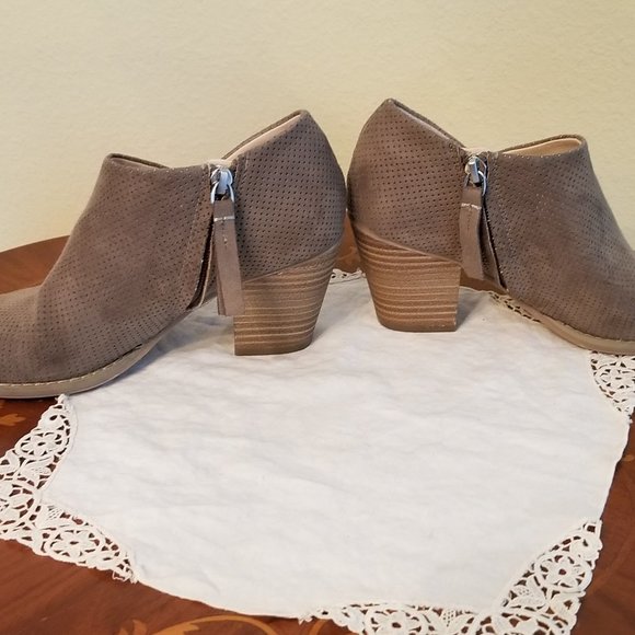 DV 8 Jinna Perforated Peep Toe Bootie Size 6 Taupe - Picture 7 of 7